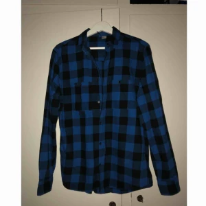  - Rutig skjorta, köpt på h&m. Lite tunnare än flanell. Sparsamt använd, bra skick. Frakt tillkommer! 