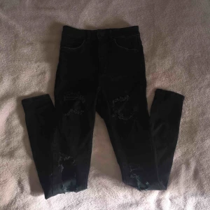  - Gina tricot perfect jeans storlek: 34.  (Lappen är bortklippt pga att den skavde) Mycket bra skick, använda fåtal gånger. Säljes pga att dom blivit för små. Nypris:499kr. Tar betalt via Swish. För fler frågor kontakta mig!💞