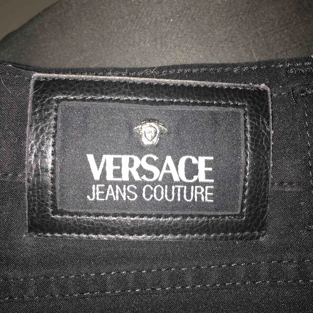Versace jeans! Fina detaljer som små medusor runt fickorna! Säljer p.g.a de är tighta i midjan. På längden sitter de perfekt, jag är 175 cm. Formar sig efter kroppen så himla fint 😭 lite trådar som sticker ut men lätt att klippa bort! Ca. 27 i midjan. . Jeans & Byxor.