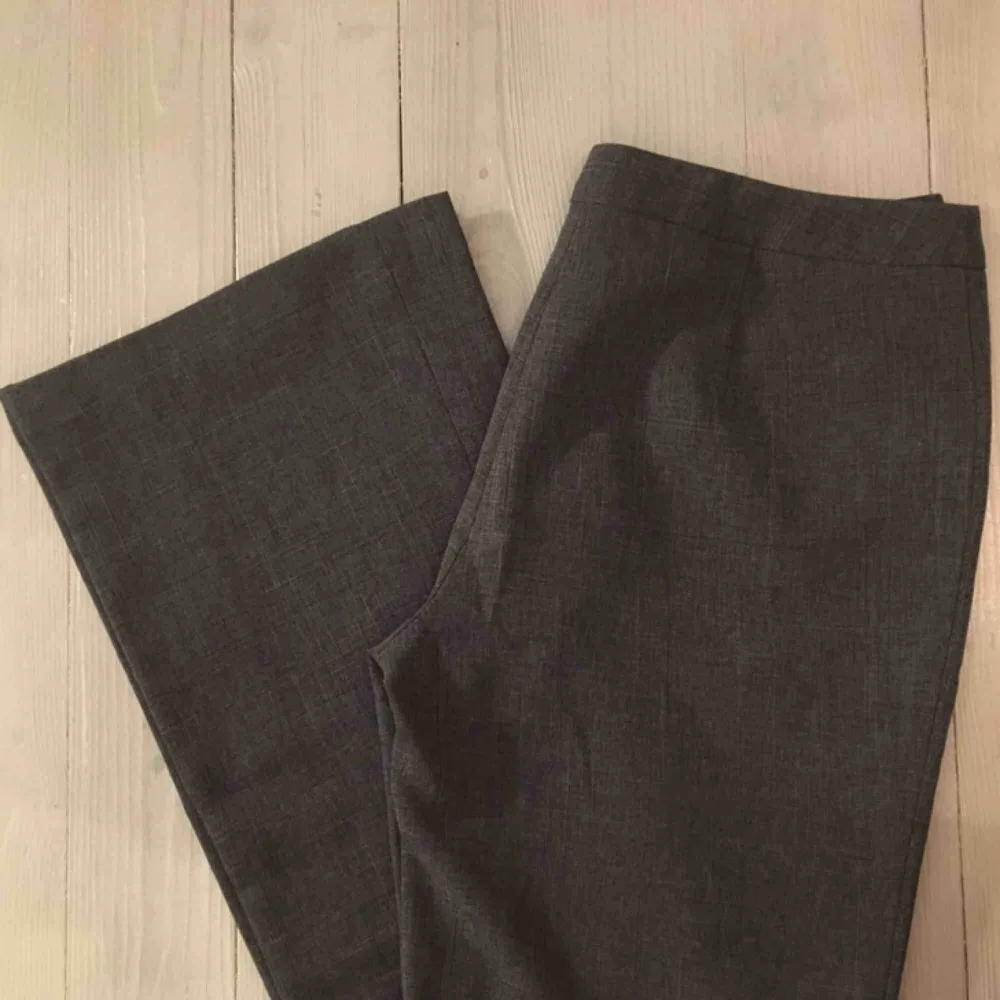 Superfina gråa kostymbyxor med fickor fram. Frakt är inräknat i priset:). Jeans & Byxor.