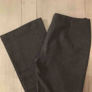  - Superfina gråa kostymbyxor med fickor fram. Frakt är inräknat i priset:)
