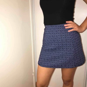  - Mönstrad blå-(ish) och svart kjol från Zara. Oanvänd och bra kvalité