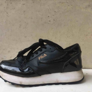  - Börjar med att skriva att ena skon är 39 den andra 38, jag använde dom i typ en vecka och märkte ingen skillnad. Säljer dom pga har för många skor.  Kan mötas upp i sthlm