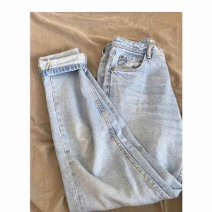  - Storlek: 32  Från: Zara  Super fint skick, sitter väldigt fint på! Nypris:500  Boyfriend/mom jeans modell  Säljer pga: för liten storlek för mig:/  Fraktar! (Köparen står för kostnaden)  Skriv om ni har några frågor!💕