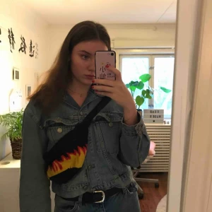  - Fannypack med flammor! Ganska använd men fortfarande inge fel på den! Köpt för 200kr PRIS GÅR ATT DISKUTERA VID SNABB AFFÄR!!👍🏻