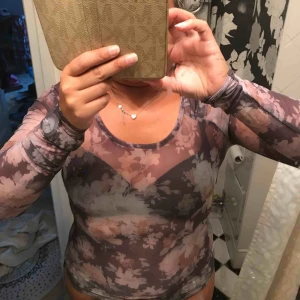  - Transparent topp med blommor hämta i Majorna eller jag kan skicka