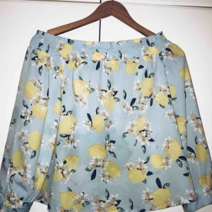  - Jätte fin blusa använd bara en gång. Storlek S, Köparen står för frakten.  