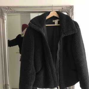  - Säljer min fina teddy jacka från HM🥰⛈🍒 jätte bra skick, priset är inkl frakten🧡☺️ skicka meddelande för mer info