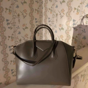  - Väska från chiquelle i bra och fint skick. Sparasamt använd och så gott som ny. Bra väska för organisering. Säljer pga inte min stil.  Väskan kostar 1500 just nu på chiquelles hemsida. Pris kan diskuteras :) köparen står för frakt!