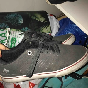  - Nästan helt oanvända skor från emerica reynolds 