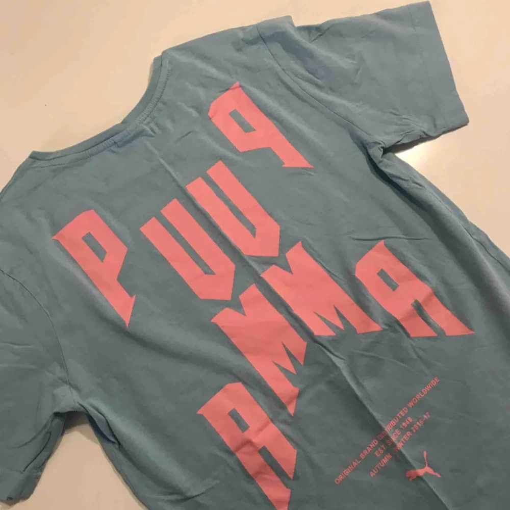 Puma t-shirt med litet tryck fram och stort på ryggen, tror det är size 40/42. Sitter snyggt oversize iallafall! Frakt tillkommer på 21 kr om du vill ha den fraktad! . T-shirts.