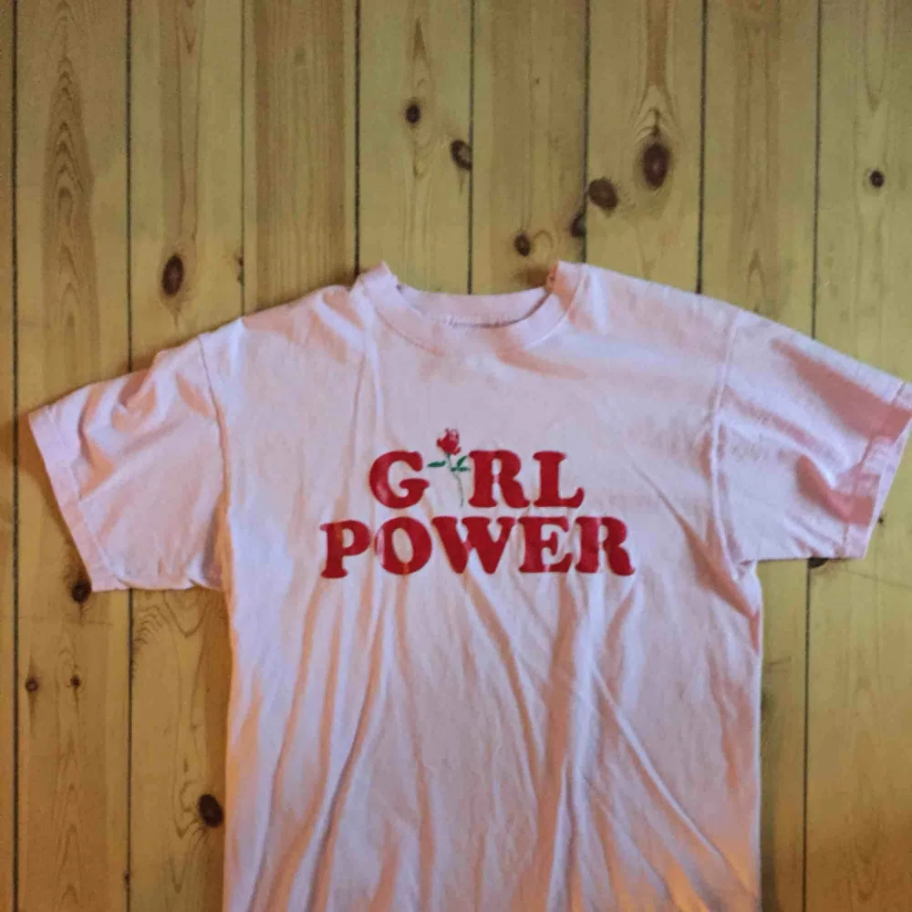 Jättefin girlpower tröja! Köpt på secondhand👊💋. T-shirts.