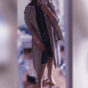  - Ett par jättefina isobel overknee boots från tiamo i en fin beige färg. Endast använda ett fåtal gånger och är i extremt fint skick. Kan mötas upp i göteborg, eller  så får köparen betala frakten.  Original pris: 800kr 