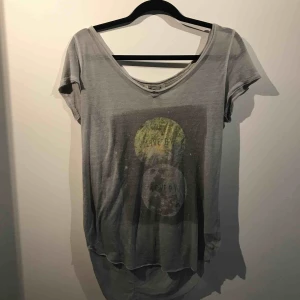  - Säljer en grå t-shirt från Hollister i storlek M. Frakt är inräknat i priset