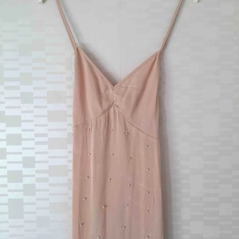Ljusrosa klänning med pärlor. Använd en gång på bröllop💓 Säljer även de matchande klackarna till. Köparen står för frakt🌬💌 nypris 700/800:-. Klänningar.