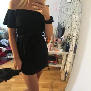  - Svart sommarklänning från nelly. Oanvänd 