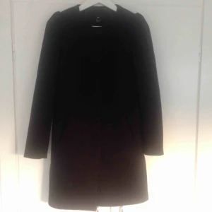  - Svart höstkappa från H&M i storlek 38. Fina smickrande sömmar och längden är strax under rumpan. Blixtlås och bra fickor. 