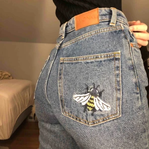  - Jeans från Monki med broderier av blommor på benen, och en geting på baksidan. ”Mom jeans”!!