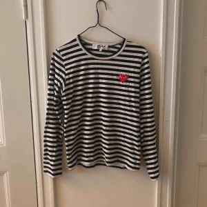  - Långärmad t-shirt. Svartvit randig. Aldrig använd. Condition: 10/10. Nypris: 1600kr  Köparen betalar frakt. 