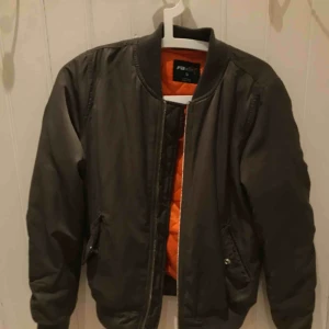  - Ganska använd men i bra skick! Militärgrön med oranget foder  Hämtas upp i Uppsala eller fraktas mot fraktavgift 