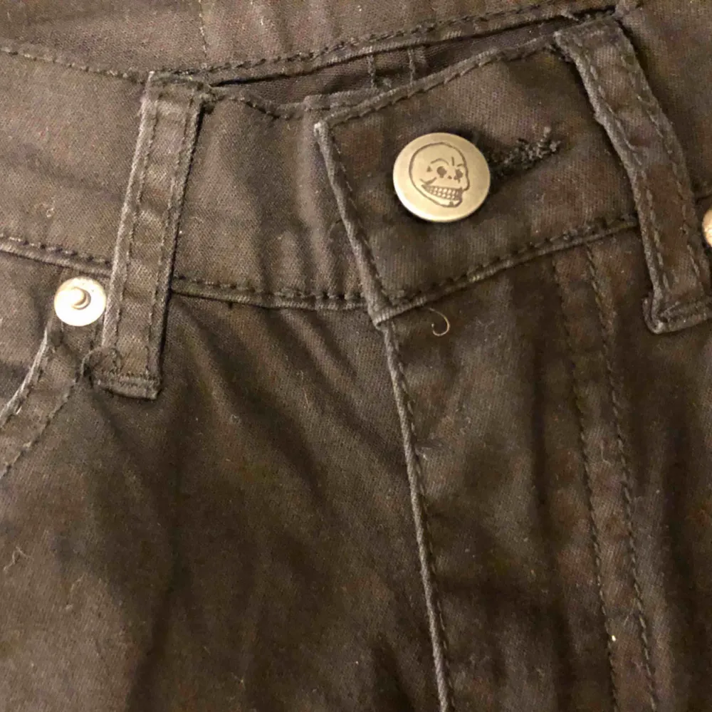 Helt nya med lappen kvar Cheap Monday svarta jeans i stl W24 L32. Hög midja och tight passform. Supersnygga! Säljer pga fel storlek . Jeans & Byxor.