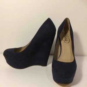 - Extremt höga klackskor i mörkblått. Aldrig använda. Frakt tillkommer