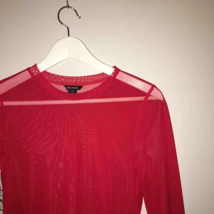  - Superfin röd meshtröja från monki🌹 använd 1 gång alltså som ny!