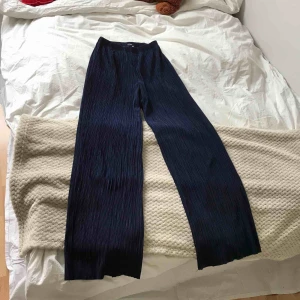  - Svinsnygga svängiga högmidjade mörkblå byxor från Bik Bok. Storleken är XS med resårband i midjan
