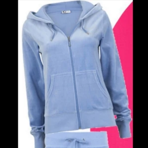  - Ljusblå velourkofta från Cubus. Gott skick, saknar dock lite strass. Storlek M men passar även S. 