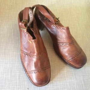  - Fina skor med klack och spänne! Köparen står för frakt