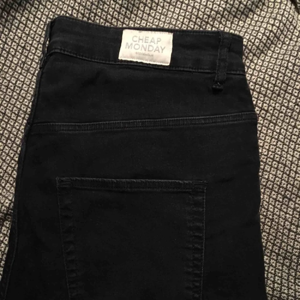 Högmidjade jeans från Cheap Monday i grå tvätt. Knappt använda men för stora för mig! Frakt tillkommer 👍. Jeans & Byxor.