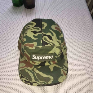  - Säljer en äkta supreme camp cap i camoflage. Endast använd fåtal gånger och är i mycket bra skick