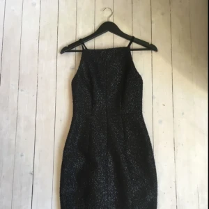  - Svart/silver figurnära klänning med från H&M i stl 34. 