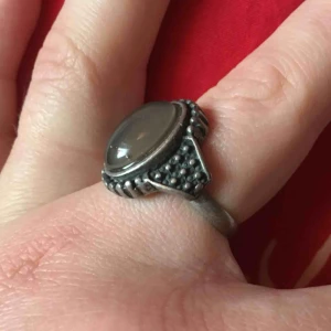  - Sån där känsloring som byter färg på stenen! Frakt 9kr! Säljer fler smycken å samfrakt går att ordna!