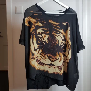  - Stor over size tunt tyg framtill 