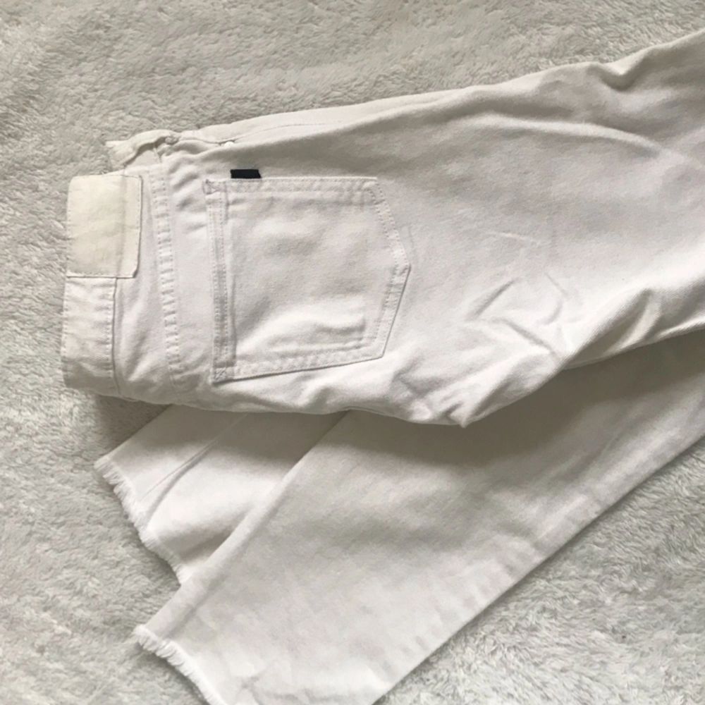 Superfina vita jeans från Crocker. Endast använd ett fåtal gånger. Säljer för att de tyvärr blivit för små. Inte missfärgade alls. 😊 Priset är exklusive frakt. Kan fick gå ner i pris vid snabb affär. . Jeans & Byxor.