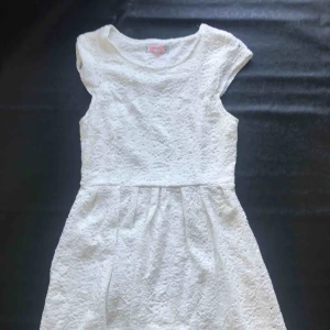  - Fin vit klänning från new yorker, kan skickas. 