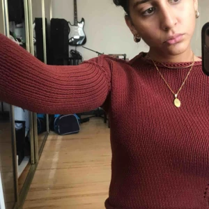  - jätte snygg tight fit cropped stickat tröja i maroon röd!! köparen stå för frakt 