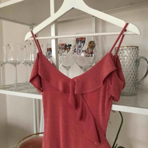  - Säljer en oanvänd body från Gina. Frakt tillkommer 