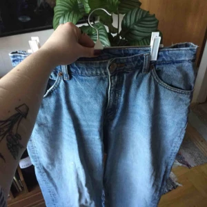  - Brallor i använt skick, blivit snyggt slitna. Diverse fläckar men ger den bara charm. 170 pix exklusive frakt. För små för mig därav ingen bild när byxorna sitter på.