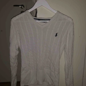 - En vit kabelstickad tröja från Ralph lauren! Nästan helt oanvänd. Den är i storlek M men jag skulle säga att den är XS/S.