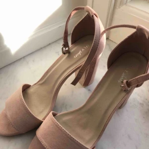  - Klackar från Nelly.com, helt oanvända. Endast testade, säljer pga ingen användning  Storlek 39, ljusrosa i färgen Kunden står för frakten