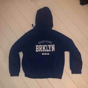  - Hoodie från Gina Tricot i storlek L (köpare står för frakten)