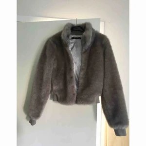  - Sjukt fet Fuskpälsjacka i kortare modell. Aldrig använd av mig.  Katt finns i hem, köpare betalar frakt om de ska skickas. Kan annars mötas upp i Göteborg/Partille. 