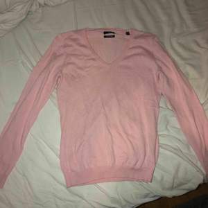 en ljus rosa stickad tröja från Gant V-ringad och jätte skönt material  bra skick!