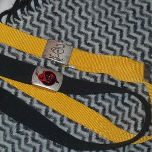  - Två tygskärp, dom kostar 50 kr styck. Köpta på second hand så lite skråmor på metallen men funkar felfritt!   