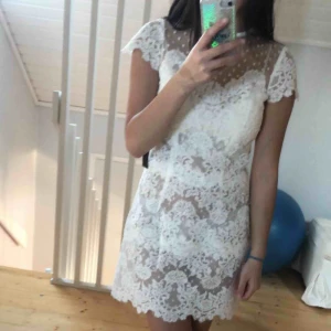  - Ida Sjöstedt paris klänning köpt på Åhléns city i år. Använd en gång. Nypris 2200 kr. Perfekta studentklänningen. 