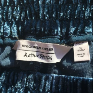  - Schüüükt snygga sammetsbrallor från & Other Stories!! Vida i benen och jättefin blå färg. Ena sömmen längst ner har gått upp men det är superlätt att fixa, har inte gjort det själv pga för små. Bilderna gör dem ej rättvisa!! Verkligen superfina irl.