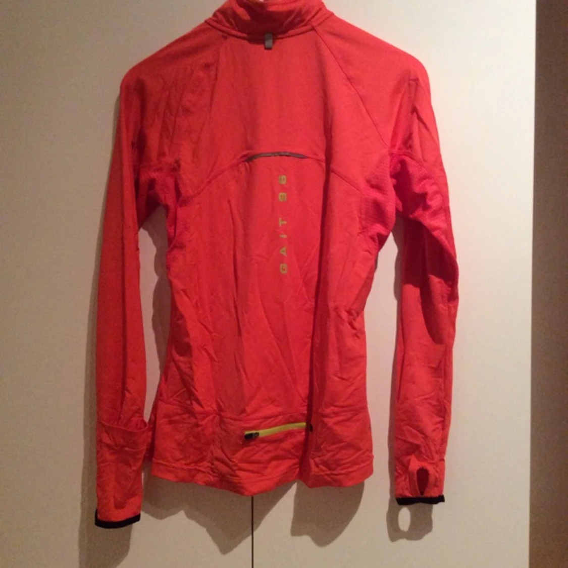 Funktionströja från Soc, knappt använd. Har ficka för telefon och andra smarta detaljer!