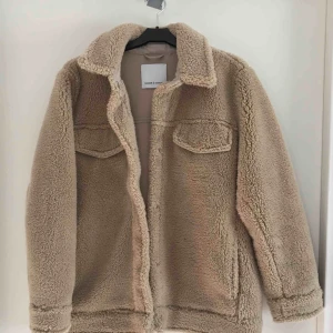  - En jättemysig colbie jacka från samsøe & samsøe som är precis som ny men använd ett fåtal gånger. Inga fläckar eller märken finns, Inköpt för 1200kr. Betalning sker via swish 